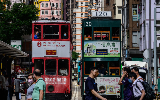 How many Americans live in Hong Kong